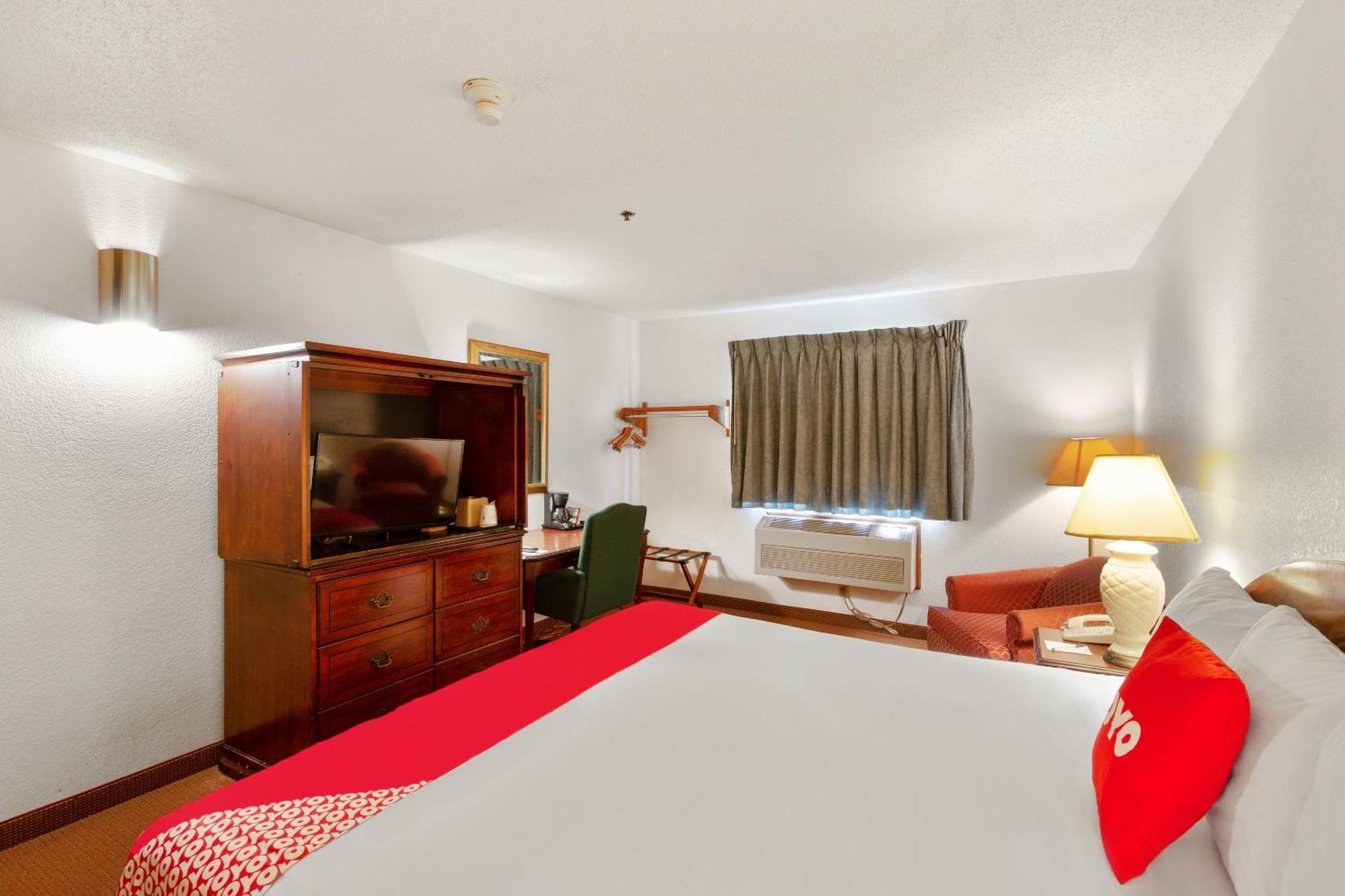 Oyo I-94 Hotel 2*